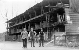1936-circa-de-houtloods-vroeger-3-verdiepingen.jpg